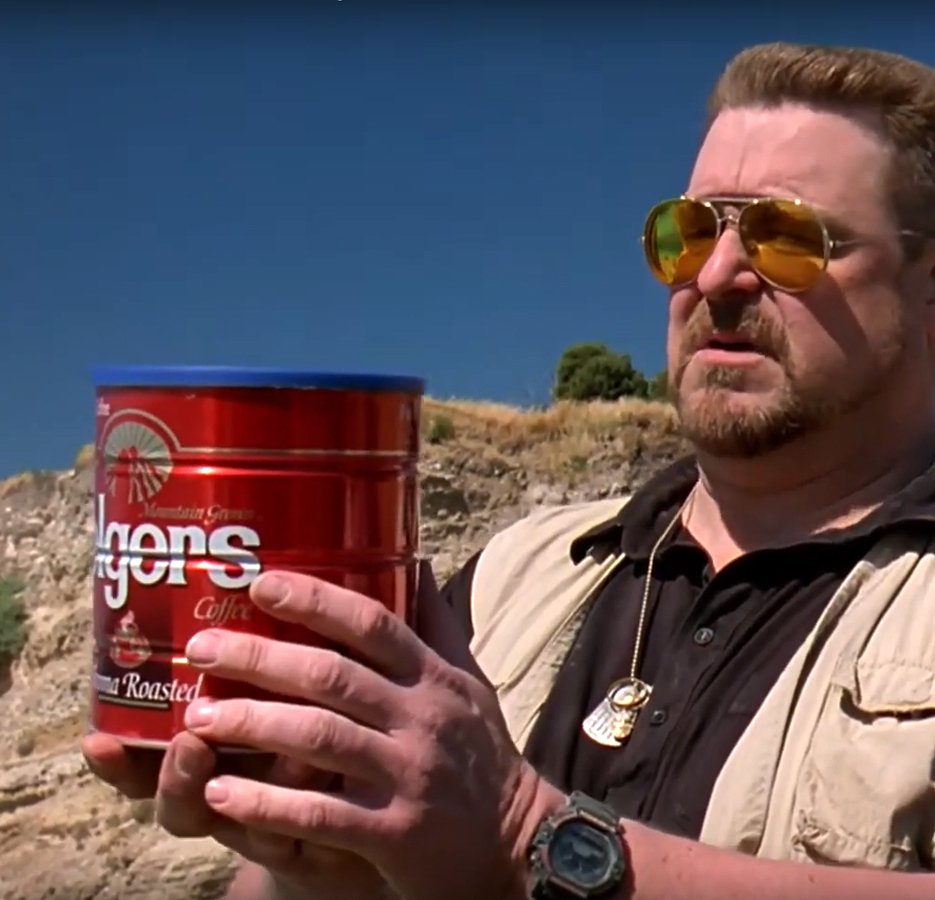 Folgers koffieblik met as, beroemde filmscene uit The Big Lebowski (1998). Walter staat op het punt de asresten van bowlingmaat Donny te verspreiden, tegen de wind in.