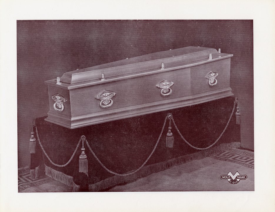Eikenkist met welfdeksel – een bijzondere tussenvorm van kap en plat. Uit Vos-Molenaar Grafkistenmodellenboek, jaren 1960 (collectie Tot Zover)