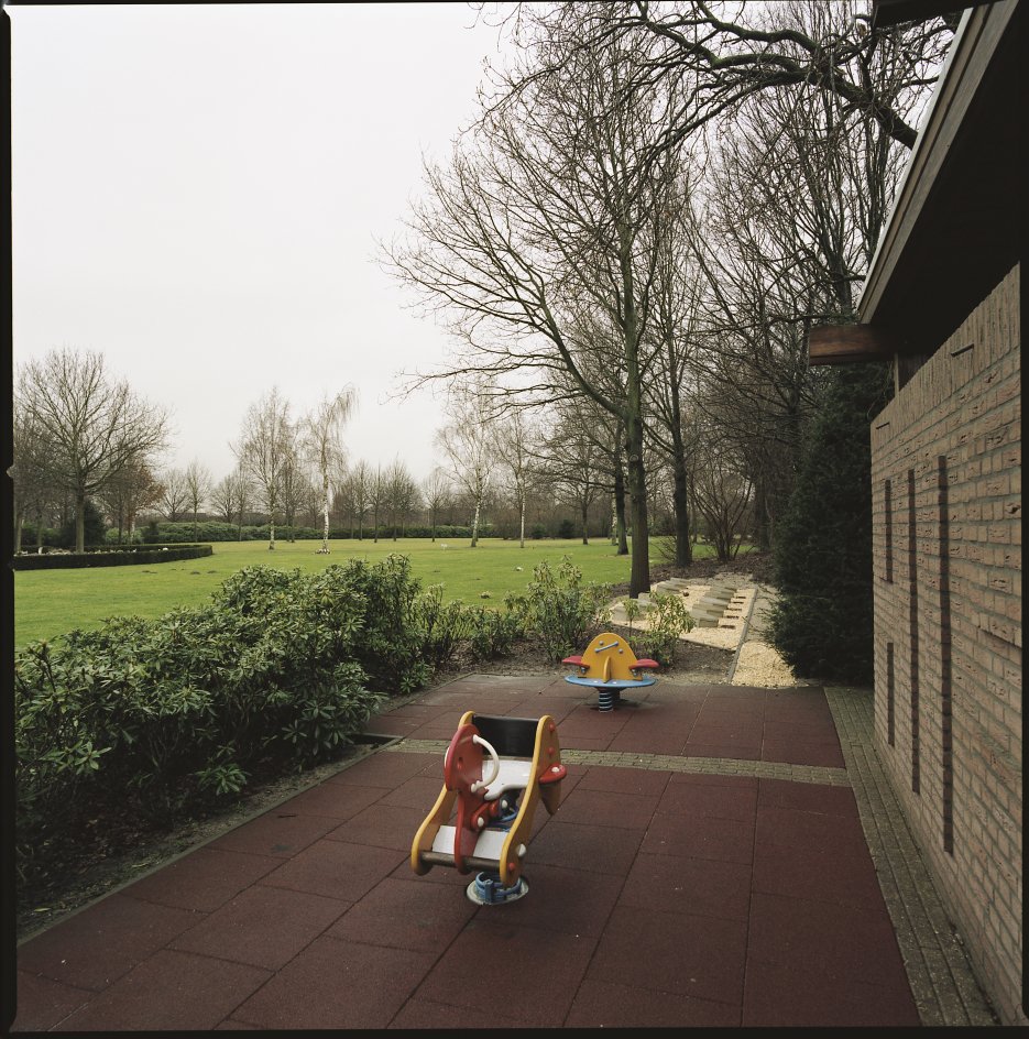 Karel Maat (1934-2016), foto uit de serie Dan liever de lucht in. Crematoriumterreinen in Nederland, 2005, C-print op aluminium, 50 x 40 cm (Museum Tot Zover, Amsterdam; schenking erven Karel Maat, 2018)