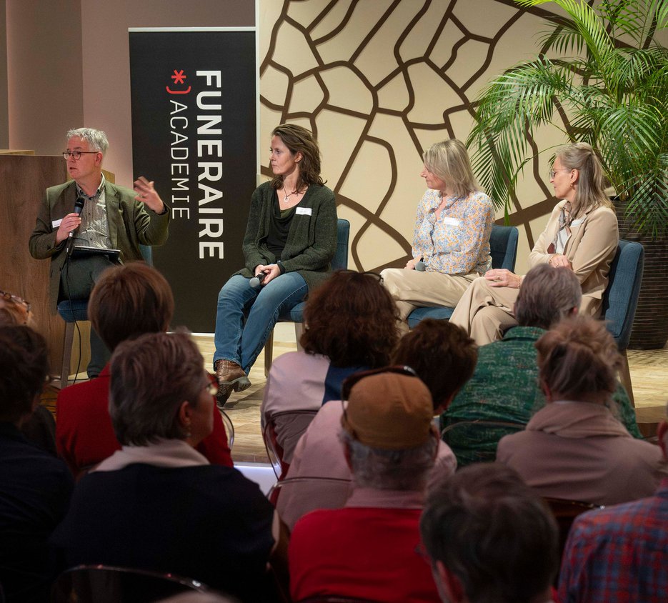 Martin Hoondert met Kim Oostveen, Joy van Delft en Michelle van Hout. Foto: Hein Athmer