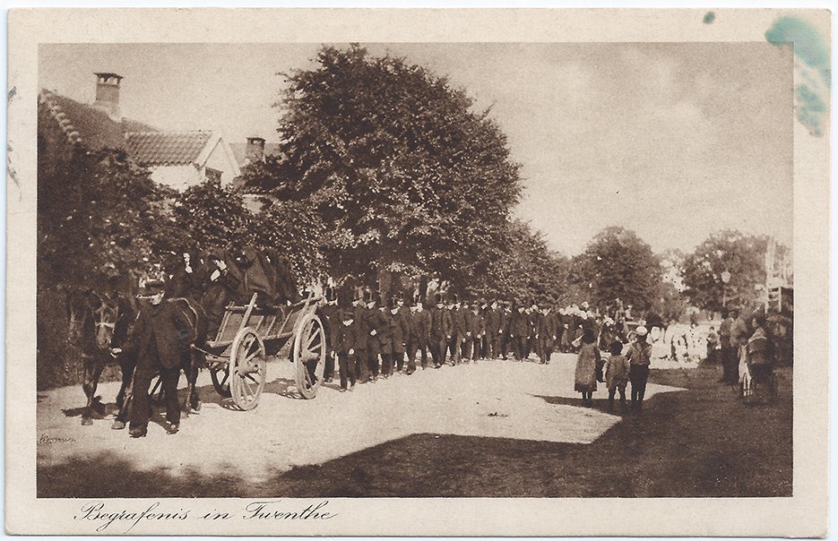 Ansichtkaart ‘Begrafenis in Twente’, Uitgave Weenenk & Snel, 1917 (collectie Museum Tot Zover)