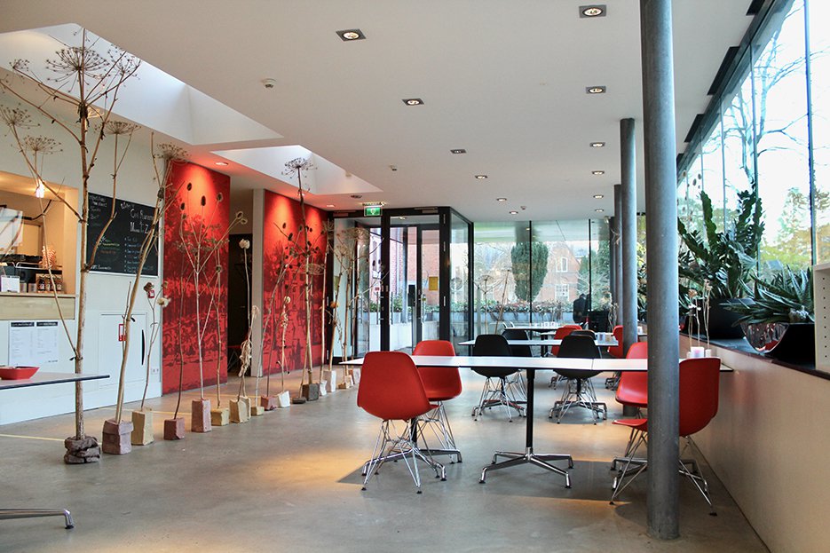 Café Roosenburgh is uitgerust met een bijzonder looppad van gedroogde Berenklauwtakken. Een geschenk van een trouwe klant. Beeld: Museum Tot Zover 2020