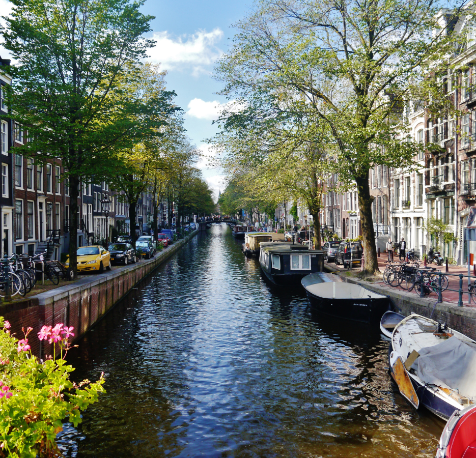 De ruimtes van het uitvaartcentrum zijn behangen met grote fotoprints van de Amsterdamse binnenstad.